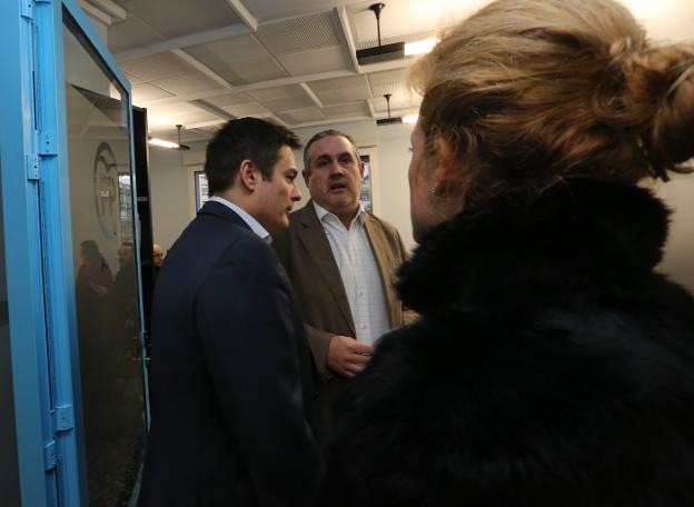 Pedro de Rueda y Alfonso Araujo, ayer antes del inicio de la reunión en la sede avilesina del PP. 