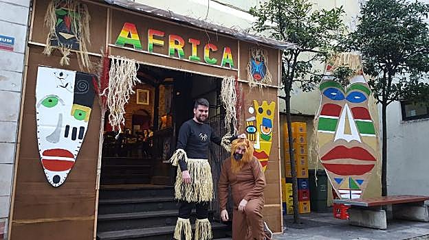El disfraz de El Portón traslada a sus clientes al continente africano. 