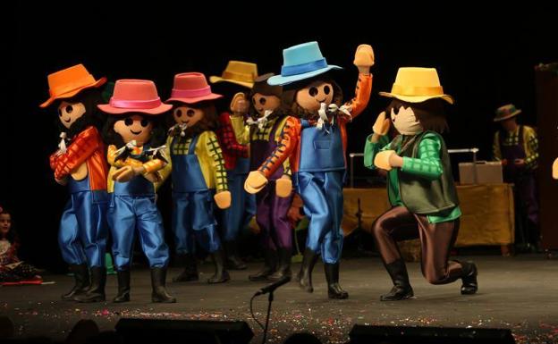 Los Tardones recrearon una granja de Playmobil y hablaron de la vida de los muñecos, corrupción y Cataluña. «Es difícil ser Playmobil en la época actual. No puedes mandar mensajes ya que no tienes pulgar y tengo miedo a que mi novia me deje por un Geyperman».