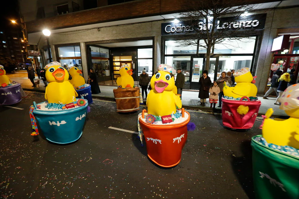 Las charangas hicieron las delicias de los cientos de gijoneses que desafiaron al frío para presenciar el principal desfile del Día de Carnaval