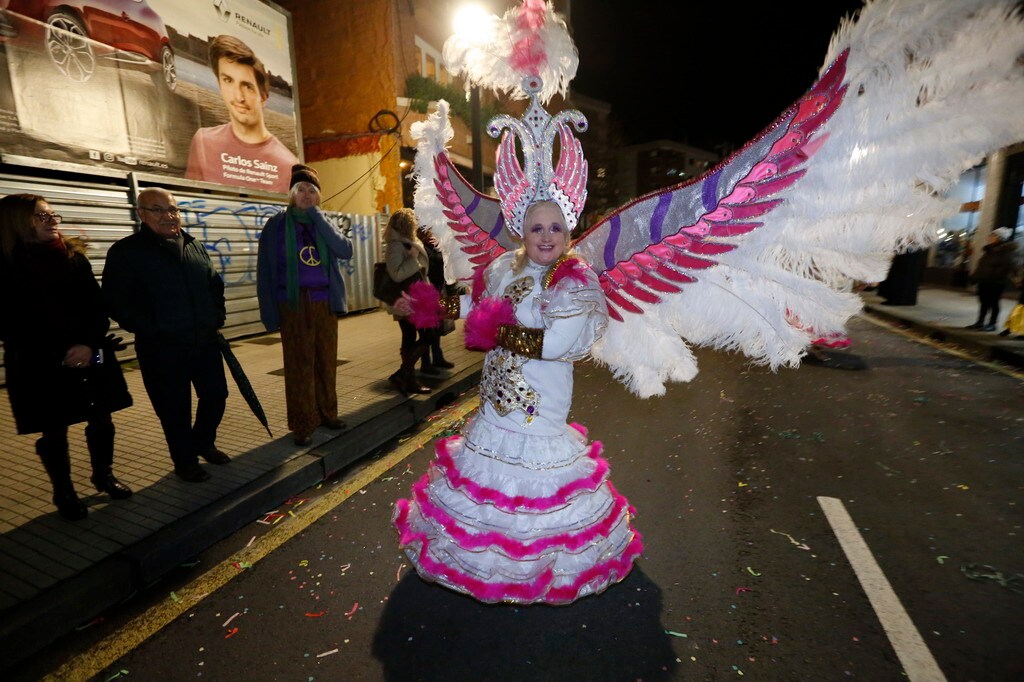 Las charangas hicieron las delicias de los cientos de gijoneses que desafiaron al frío para presenciar el principal desfile del Día de Carnaval