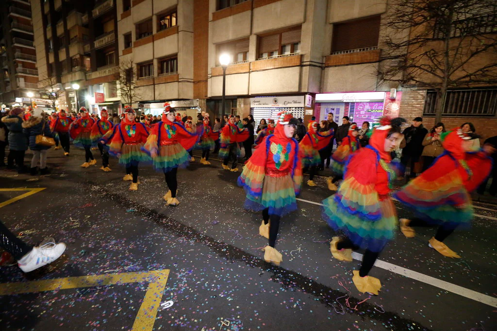 Las charangas hicieron las delicias de los cientos de gijoneses que desafiaron al frío para presenciar el principal desfile del Día de Carnaval