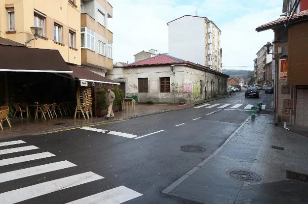 La edificación que rompe la alineación de la Avenida de Gijón por la margen izquierda. 