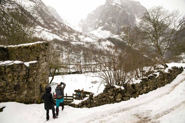 Visitantes tratando de inmortalizar la estampa en Bulnes. 