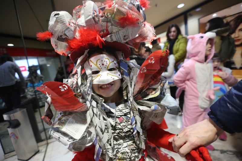 El centro comercial celebra su concurso infantil de disfraces con trecientos participantes.