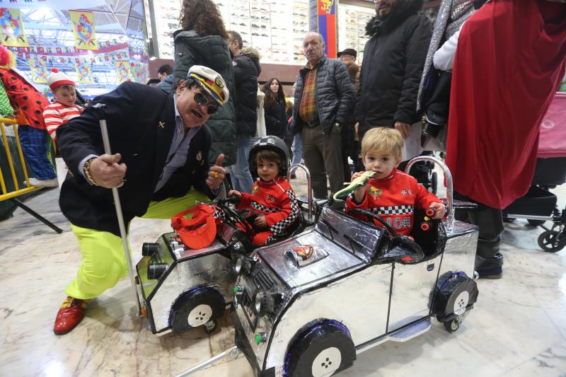 El centro comercial celebra su concurso infantil de disfraces con trecientos participantes.