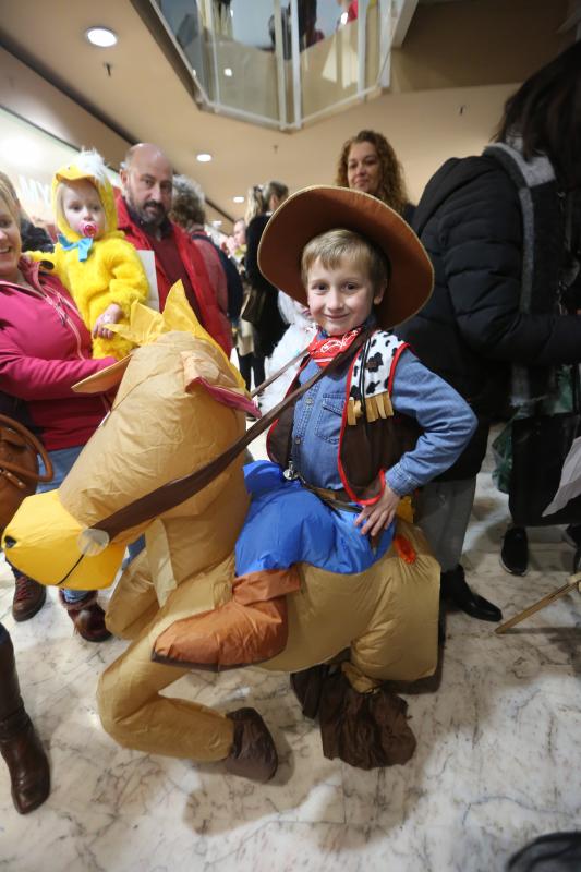 El centro comercial celebra su concurso infantil de disfraces con trecientos participantes.