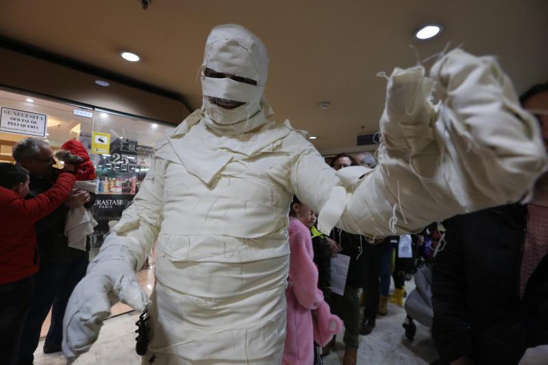 El centro comercial celebra su concurso infantil de disfraces con trecientos participantes.