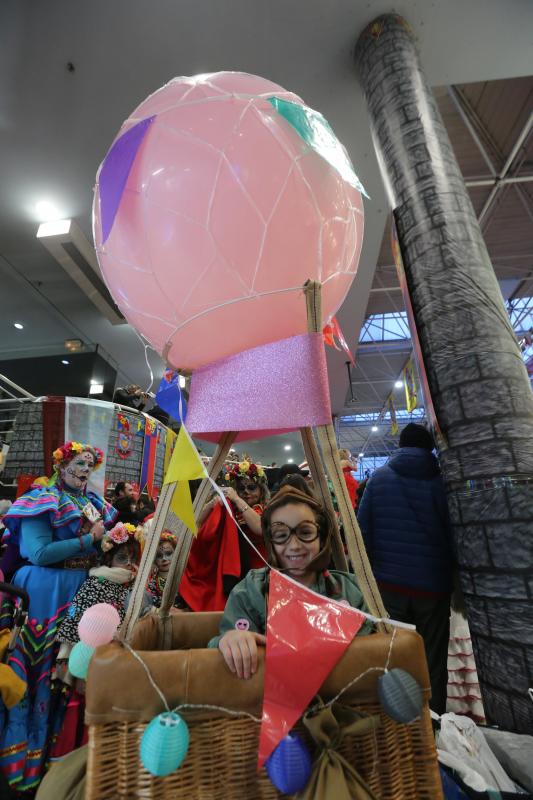 El centro comercial celebra su concurso infantil de disfraces con trecientos participantes.