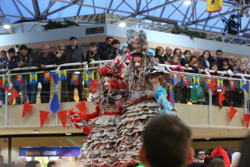 El centro comercial celebra su concurso infantil de disfraces con trecientos participantes.