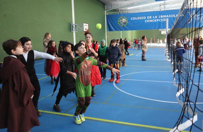 El colegio de la Inmaculada de Gijón ha celebrado este lunes su particular Fiesta Solidaria de Carnaval en la que participaron más de 500 escolares llegados de distintos centros de la región.