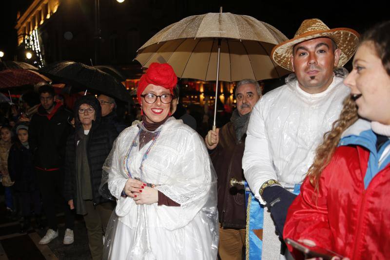 Cientos de gijoneses y visitantes disfrutaron del último día del Antroxu de Gijón
