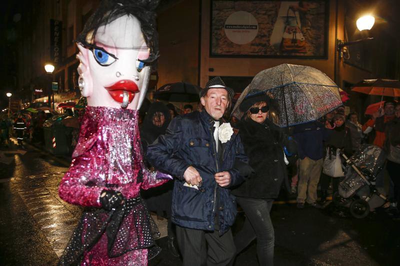 Cientos de gijoneses y visitantes disfrutaron del último día del Antroxu de Gijón