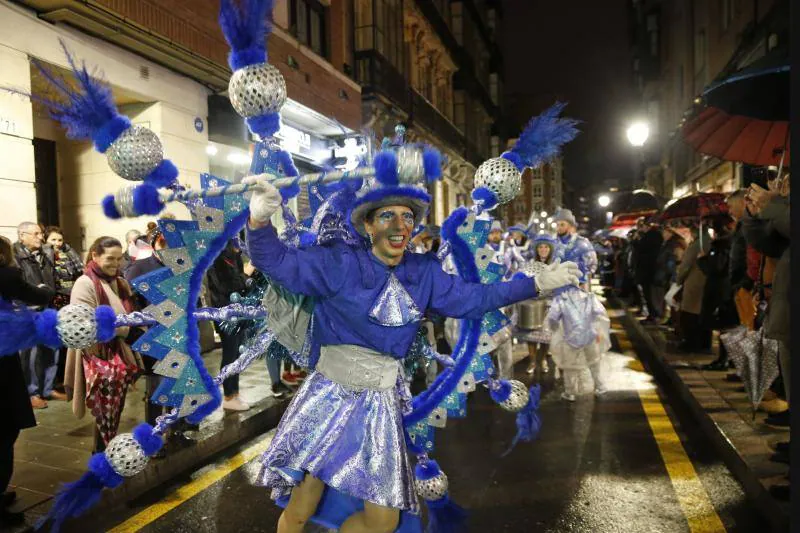 Cientos de gijoneses y visitantes disfrutaron del último día del Antroxu de Gijón