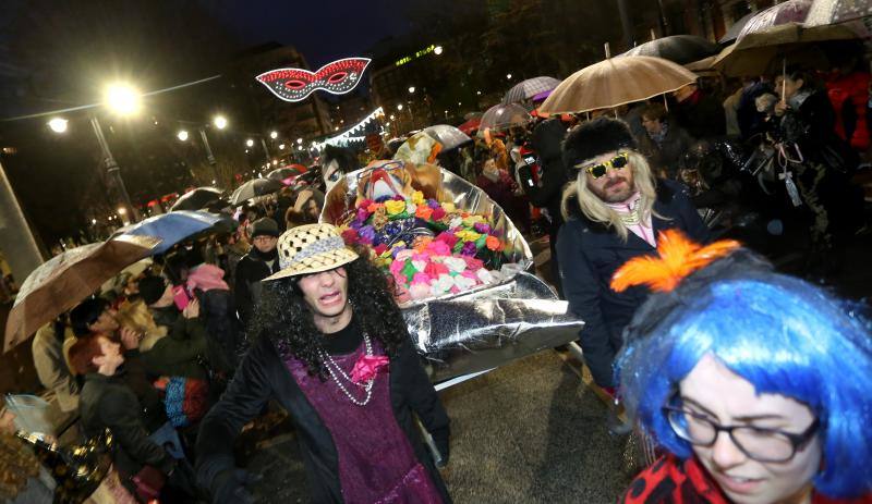 Cientos de gijoneses y visitantes disfrutaron del último día del Antroxu de Gijón