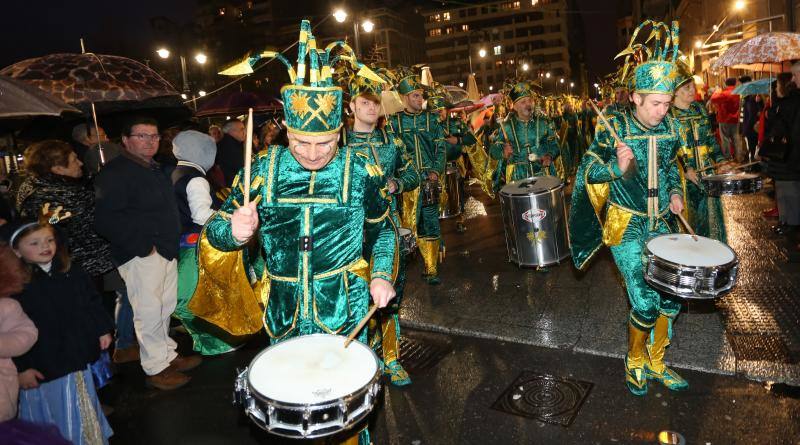 Cientos de gijoneses y visitantes disfrutaron del último día del Antroxu de Gijón