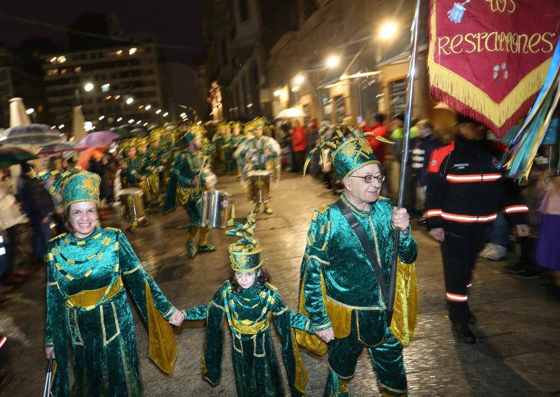 Cientos de gijoneses y visitantes disfrutaron del último día del Antroxu de Gijón