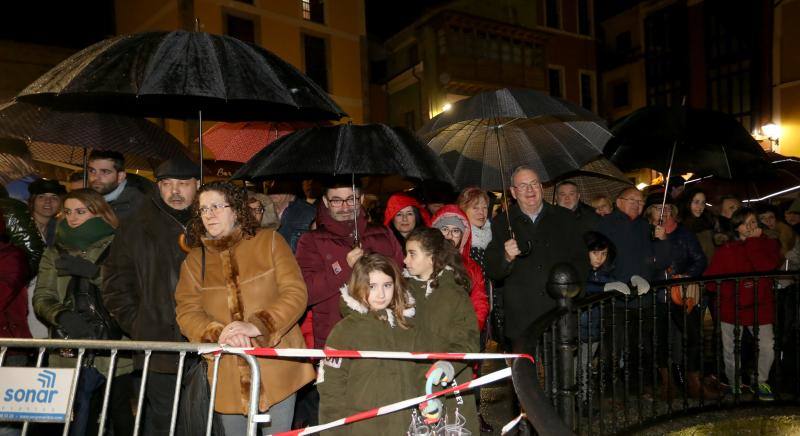 Cientos de gijoneses y visitantes disfrutaron del último día del Antroxu de Gijón