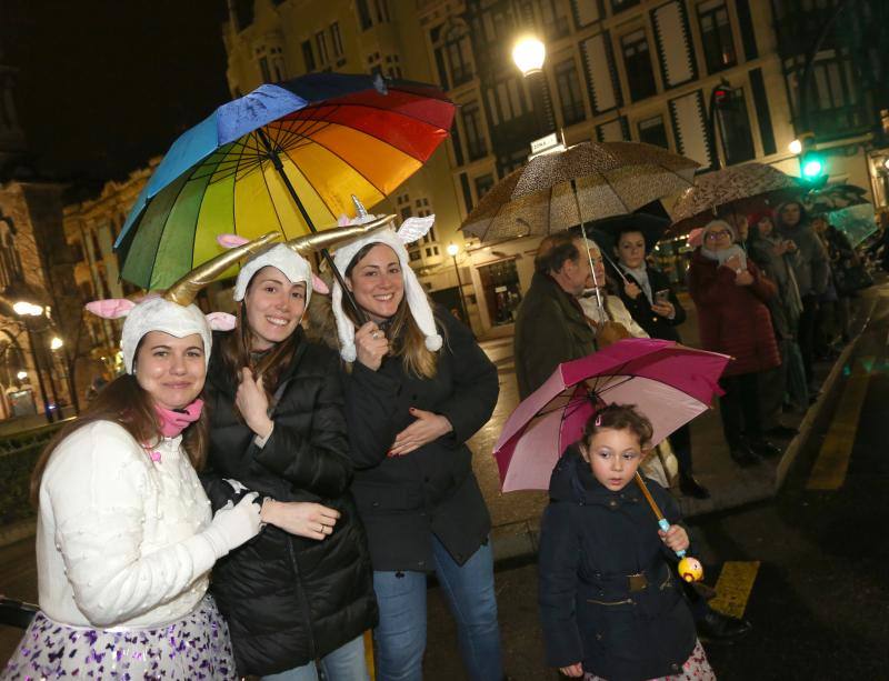 Cientos de gijoneses y visitantes disfrutaron del último día del Antroxu de Gijón