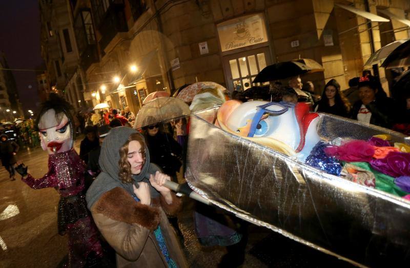 Cientos de gijoneses y visitantes disfrutaron del último día del Antroxu de Gijón