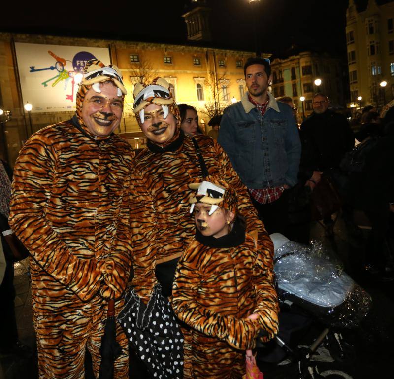 Cientos de gijoneses y visitantes disfrutaron del último día del Antroxu de Gijón