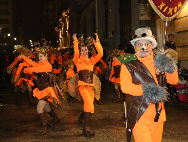 Cientos de gijoneses y visitantes disfrutaron del último día del Antroxu de Gijón