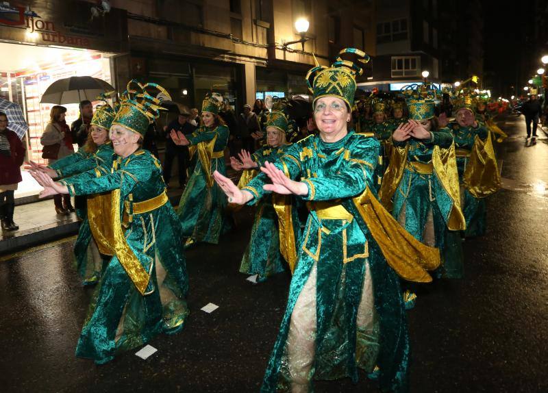 Cientos de gijoneses y visitantes disfrutaron del último día del Antroxu de Gijón