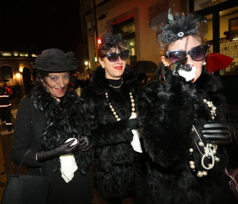 Cientos de gijoneses y visitantes disfrutaron del último día del Antroxu de Gijón