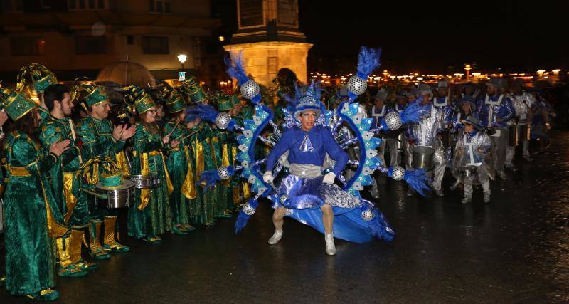 Cientos de gijoneses y visitantes disfrutaron del último día del Antroxu de Gijón