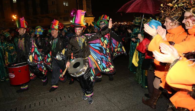 Cientos de gijoneses y visitantes disfrutaron del último día del Antroxu de Gijón