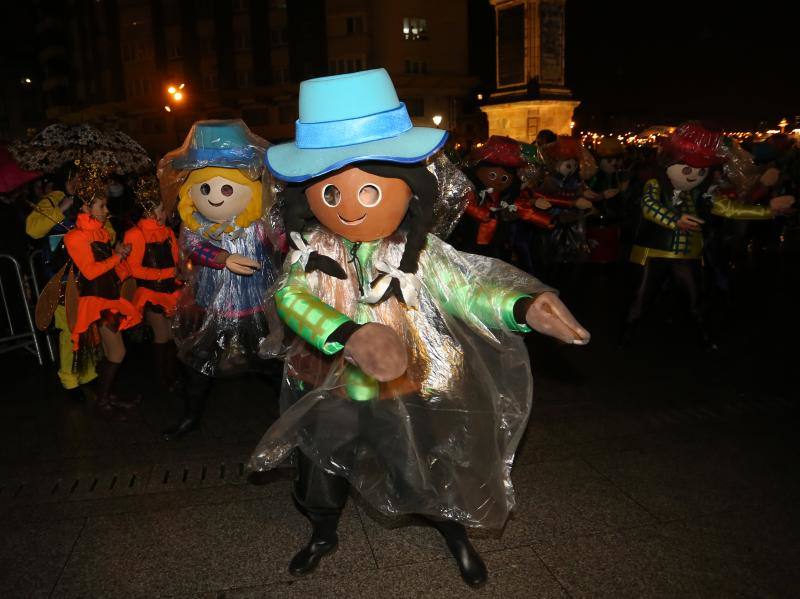 Cientos de gijoneses y visitantes disfrutaron del último día del Antroxu de Gijón