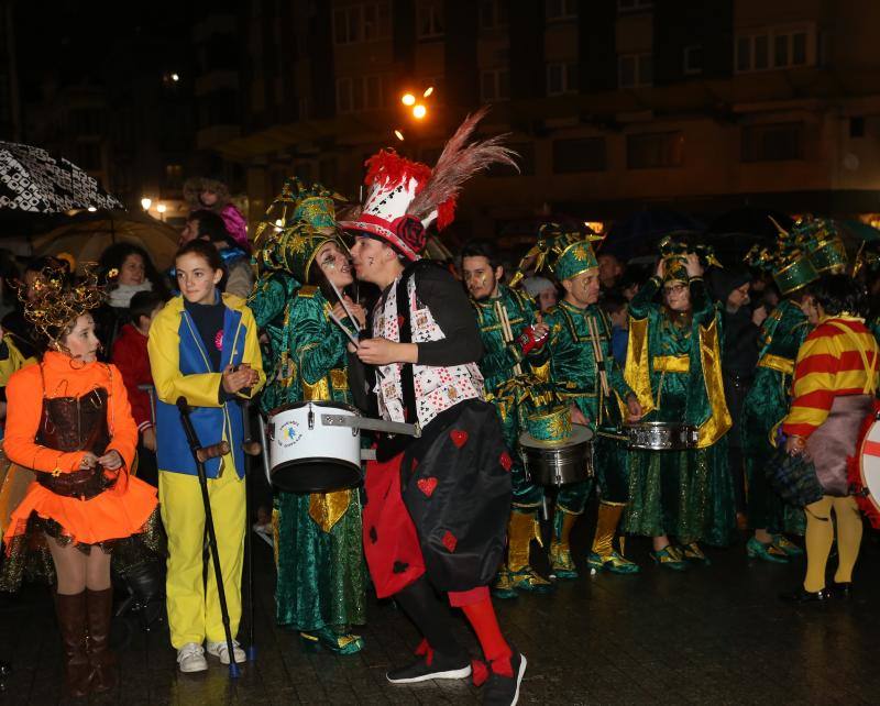 Cientos de gijoneses y visitantes disfrutaron del último día del Antroxu de Gijón