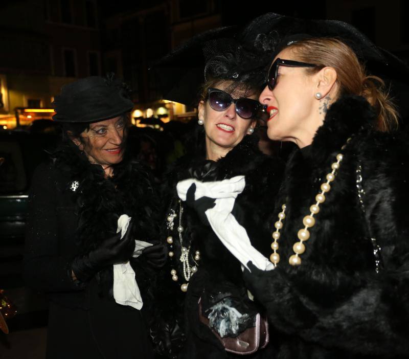 Cientos de gijoneses y visitantes disfrutaron del último día del Antroxu de Gijón