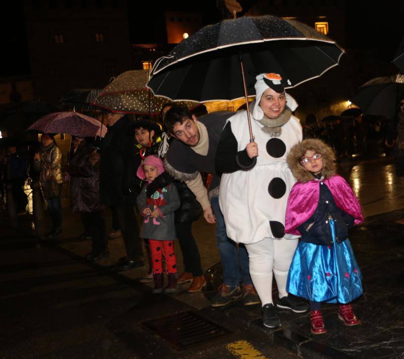 Cientos de gijoneses y visitantes disfrutaron del último día del Antroxu de Gijón