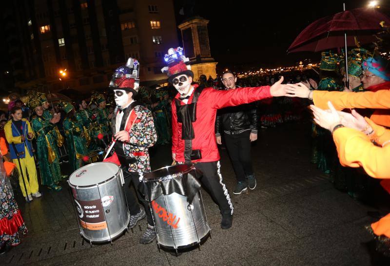 Cientos de gijoneses y visitantes disfrutaron del último día del Antroxu de Gijón