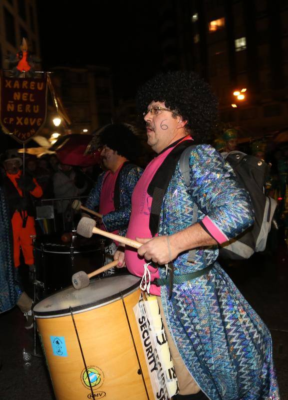 Cientos de gijoneses y visitantes disfrutaron del último día del Antroxu de Gijón