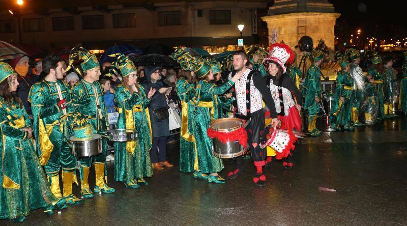 Cientos de gijoneses y visitantes disfrutaron del último día del Antroxu de Gijón