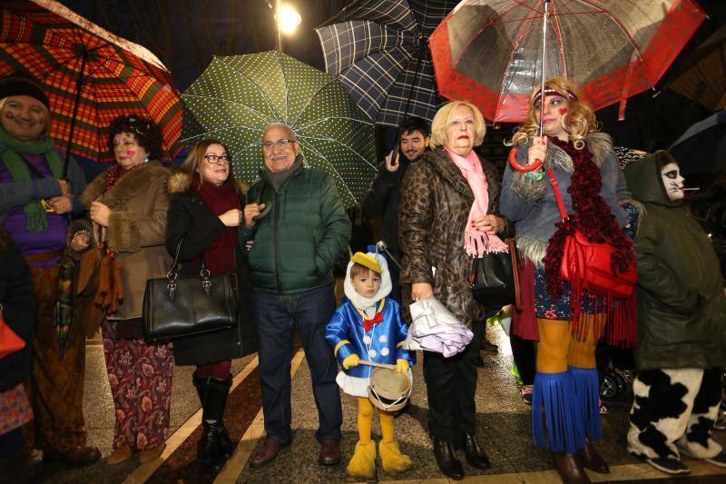 Cientos de gijoneses y visitantes disfrutaron del último día del Antroxu de Gijón