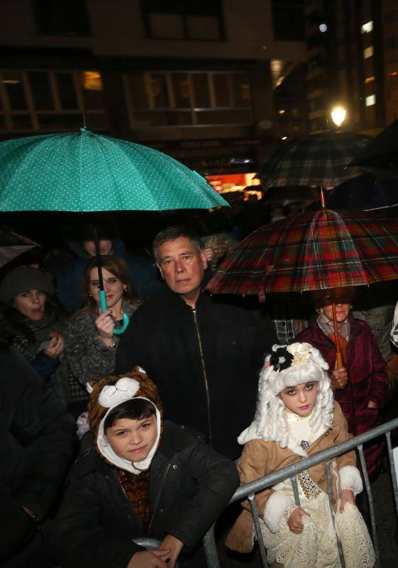 Cientos de gijoneses y visitantes disfrutaron del último día del Antroxu de Gijón