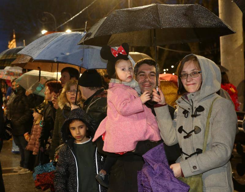 Cientos de gijoneses y visitantes disfrutaron del último día del Antroxu de Gijón