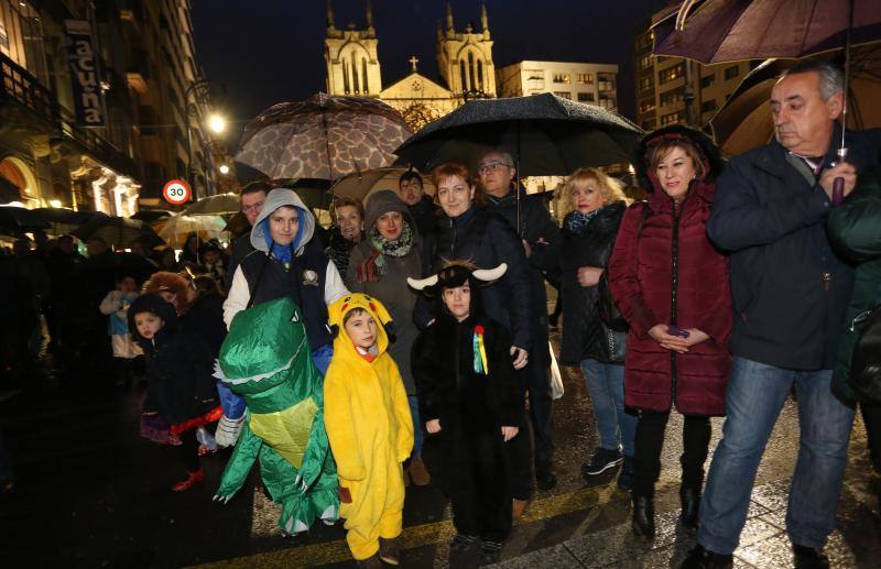 Cientos de gijoneses y visitantes disfrutaron del último día del Antroxu de Gijón