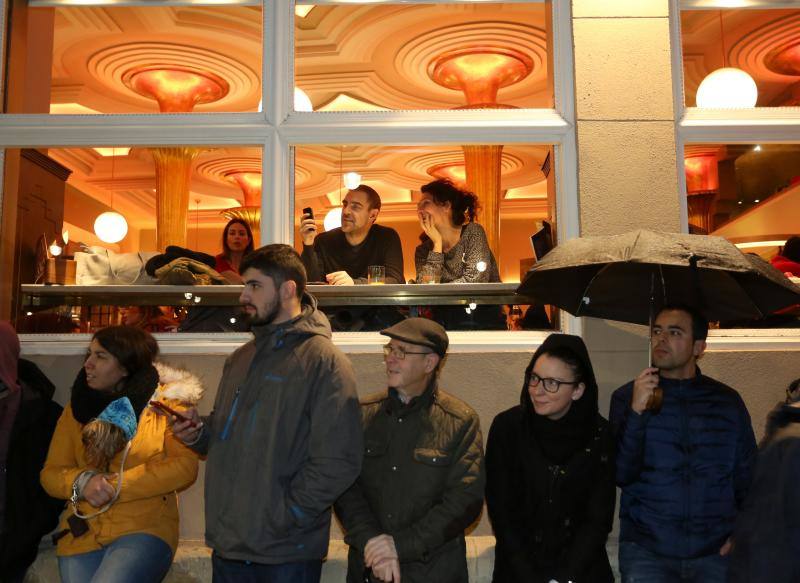 Cientos de gijoneses y visitantes disfrutaron del último día del Antroxu de Gijón