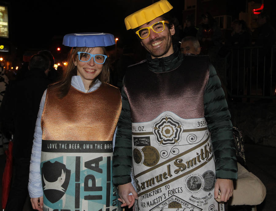 Cientos de gijoneses y visitantes disfrutaron de una fría noche de carnaval