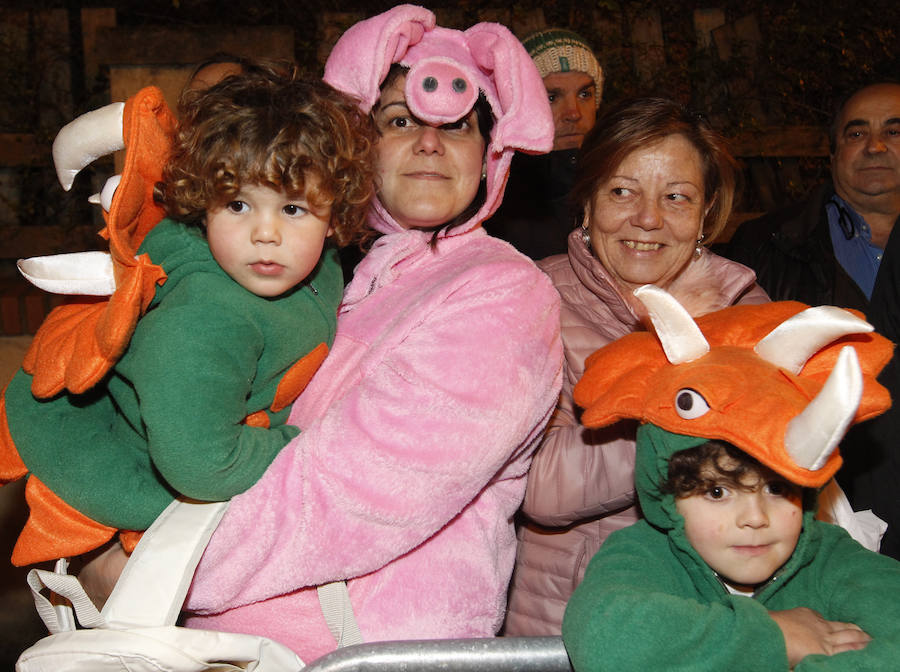 Cientos de gijoneses y visitantes disfrutaron de una fría noche de carnaval