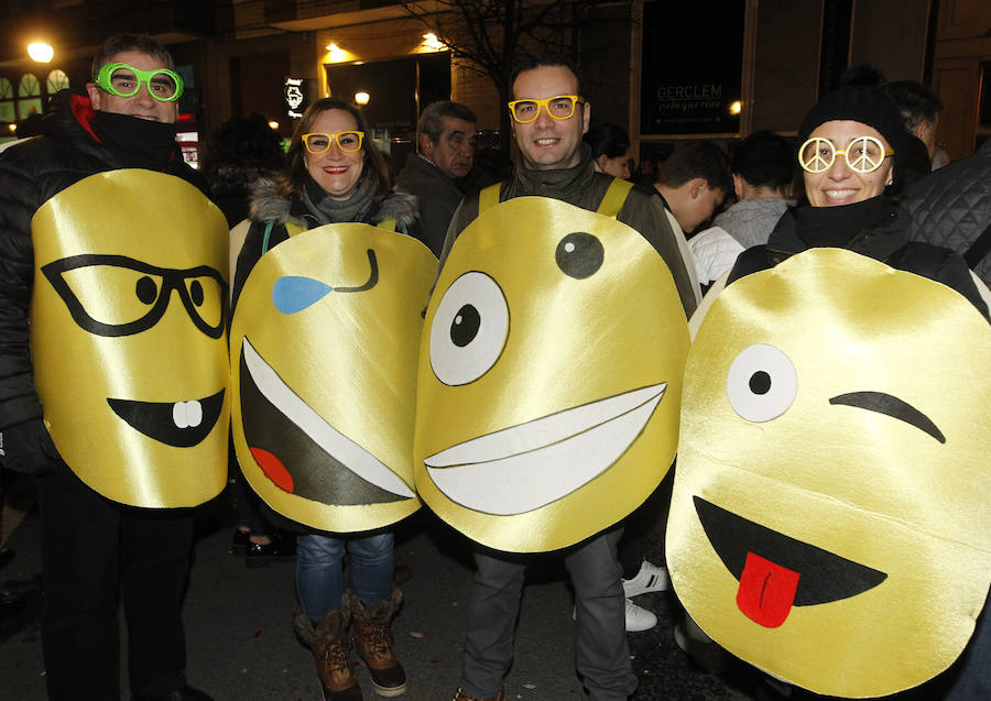 Cientos de gijoneses y visitantes disfrutaron de una fría noche de carnaval