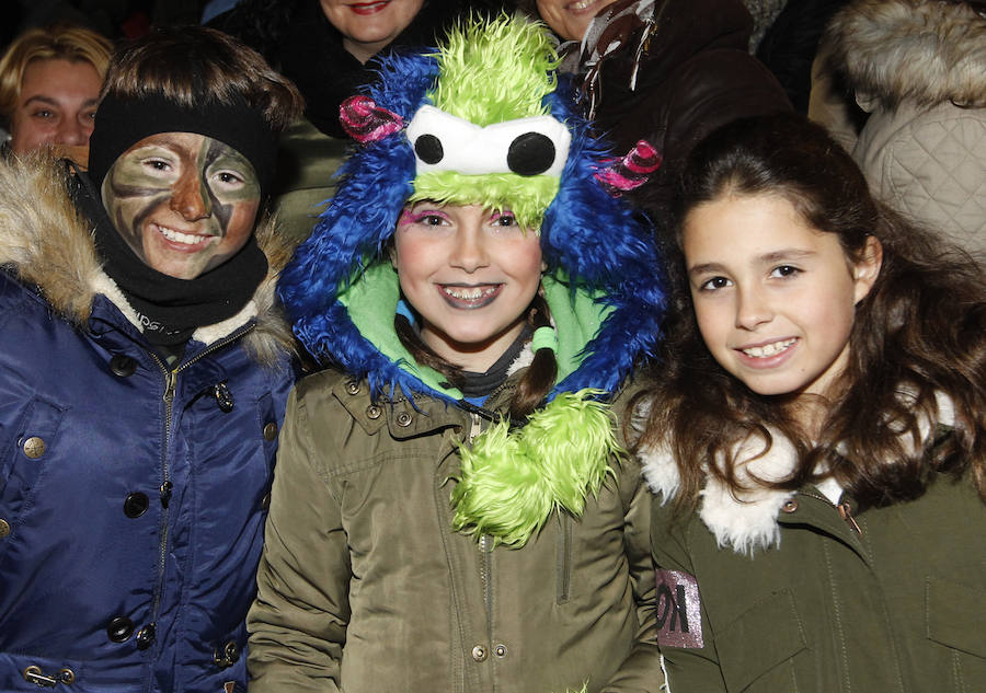 Cientos de gijoneses y visitantes disfrutaron de una fría noche de carnaval