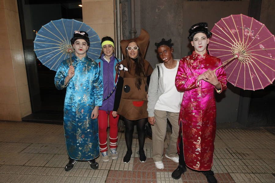 Cientos de gijoneses y visitantes disfrutaron de una fría noche de carnaval