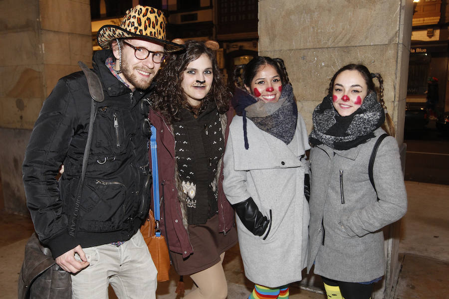 Cientos de gijoneses y visitantes disfrutaron de una fría noche de carnaval