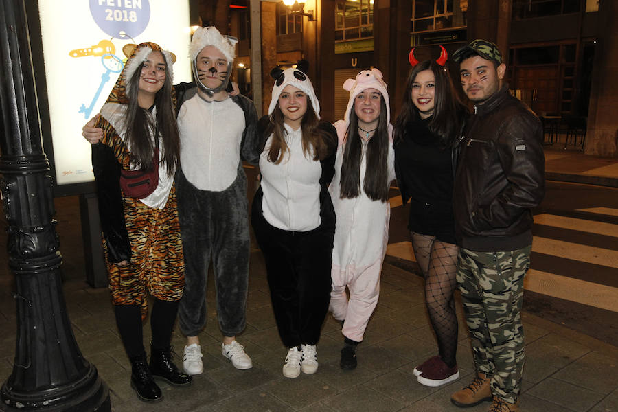 Cientos de gijoneses y visitantes disfrutaron de una fría noche de carnaval