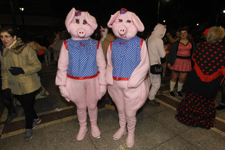 Cientos de gijoneses y visitantes disfrutaron de una fría noche de carnaval